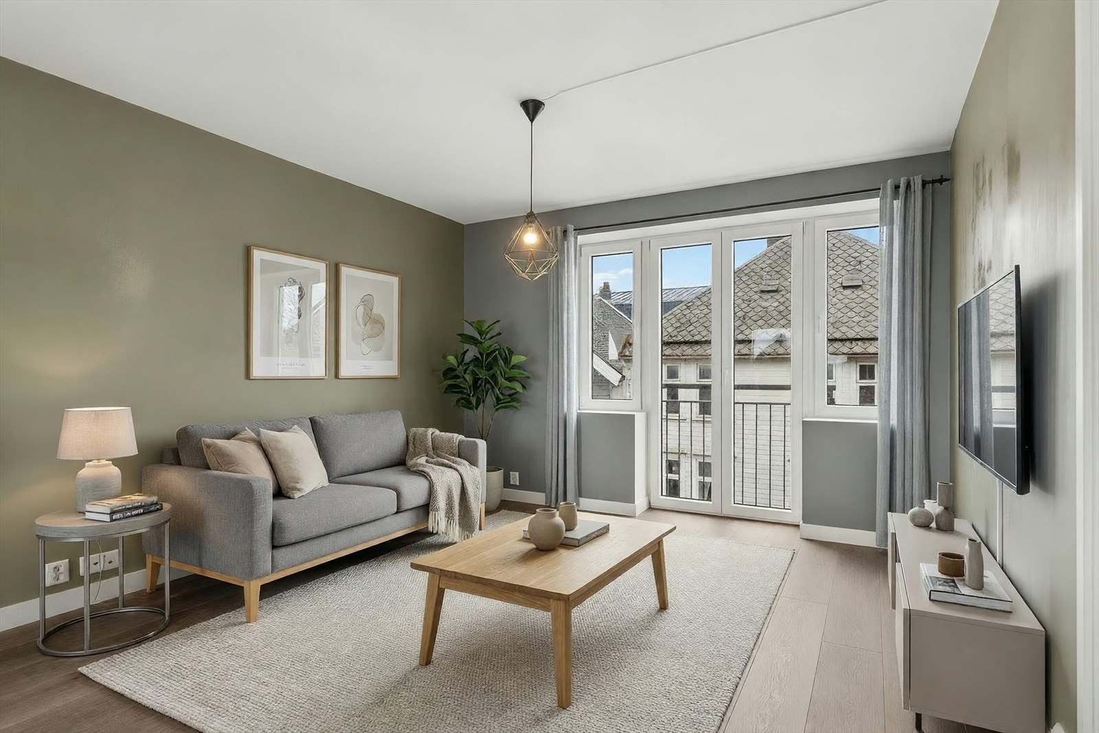 Leiligheten består av entré/gang, soverom, bad og stue-kjøkken i åpen løsning. Galleribilde