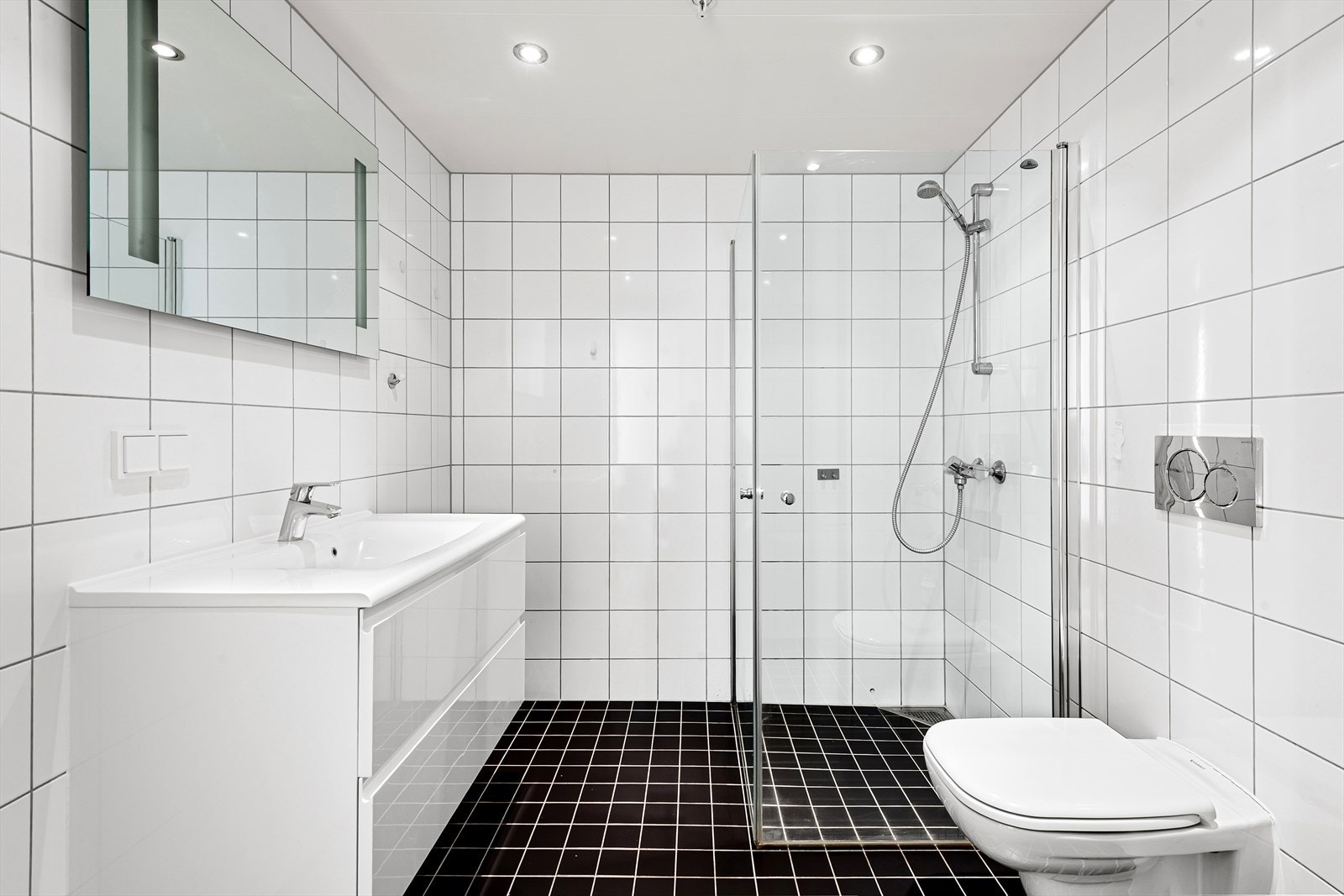 Helfliset bad/wc med vannbåren gulvvarme og opplegg for vaskemaskin Galleribilde