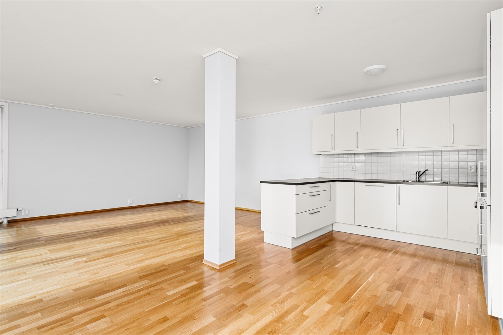 Kjøkkenet har integrerte hvitevarer som medfølger Galleribilde