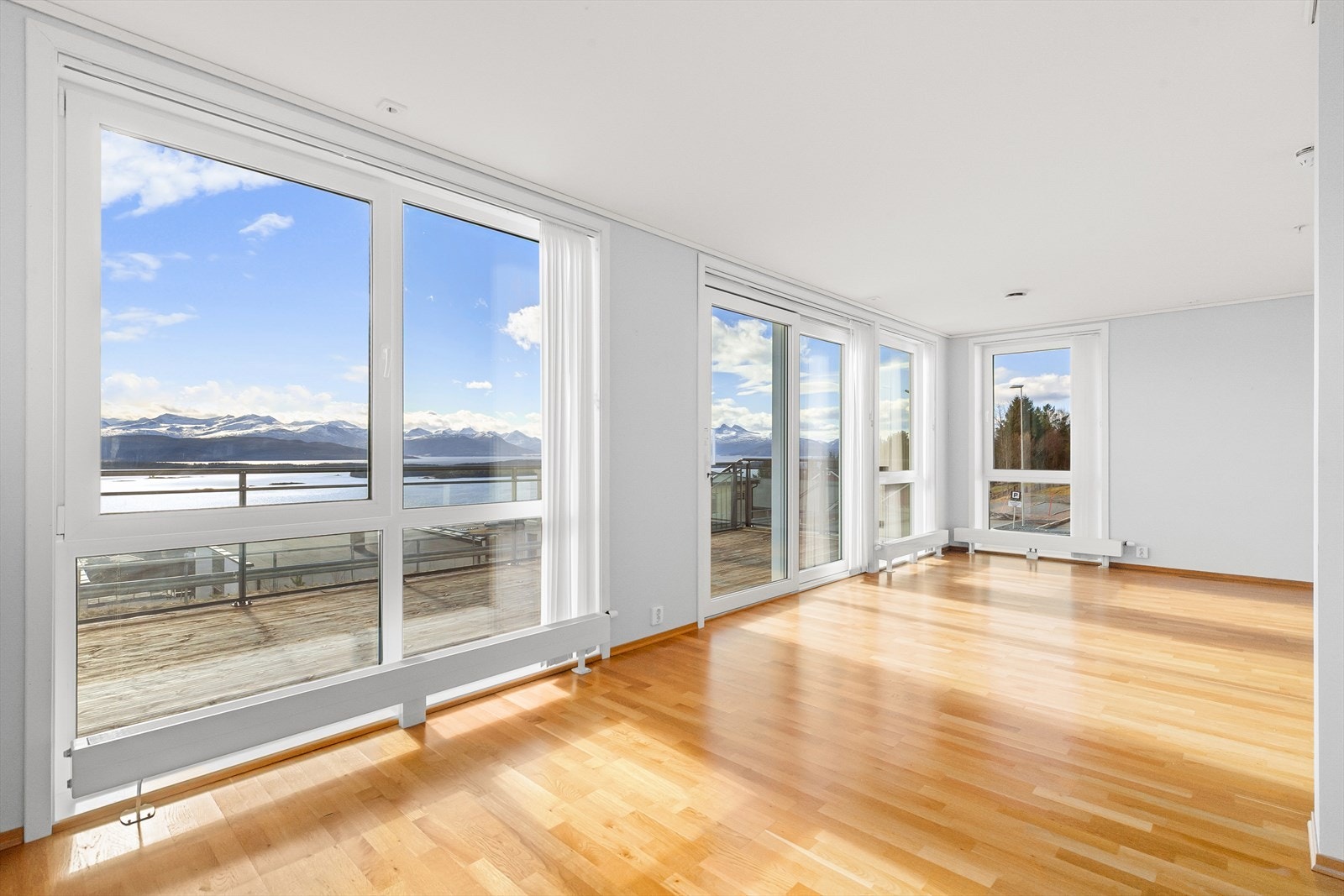 Stuen har store vindusflater med skyvedør ut mot terrasse Galleribilde