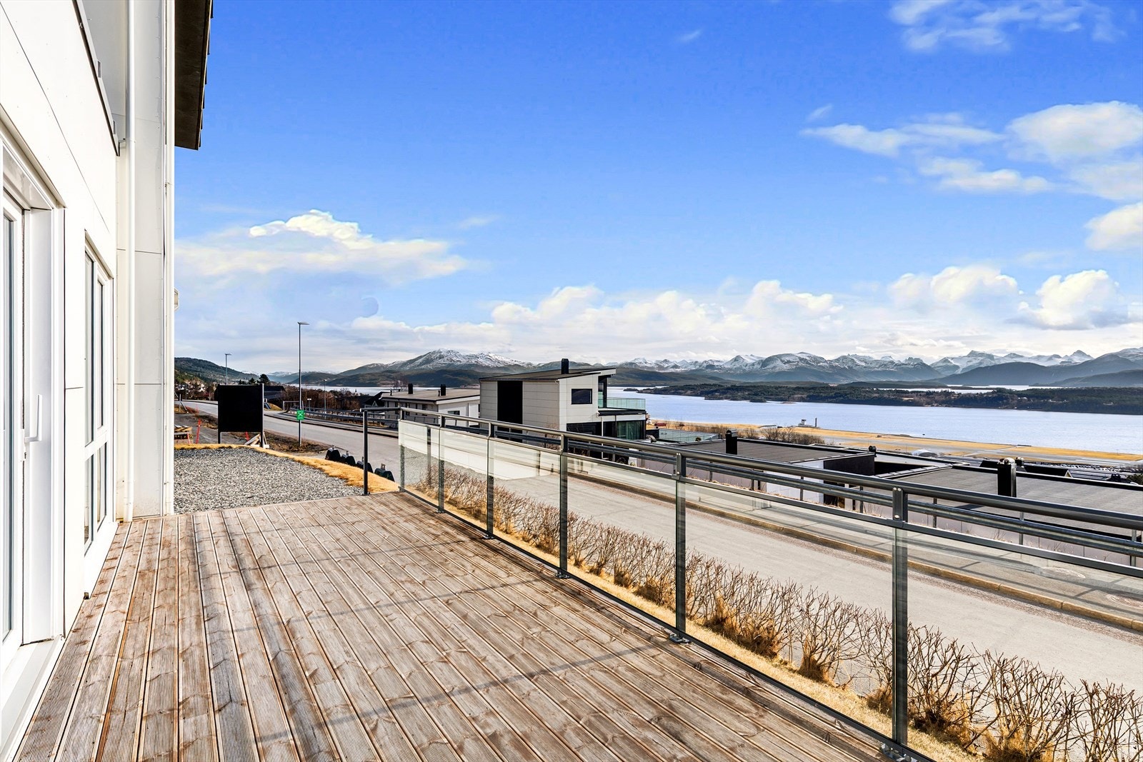 Stor, sydvendt terrasse med nydelig utsikt Galleribilde