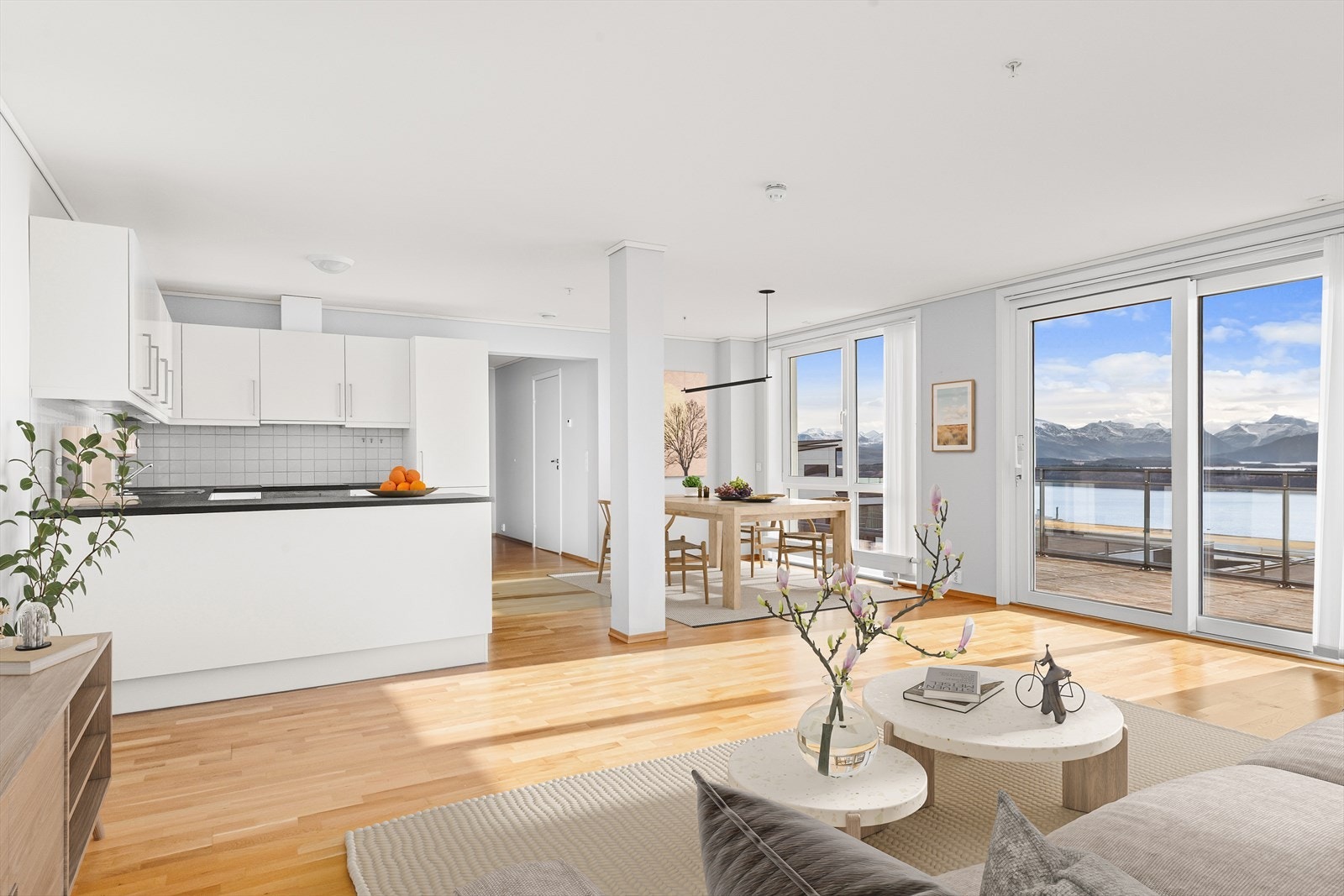 Velkommen til Tiriltungevegen 34! Digitalt møblert foto Galleribilde