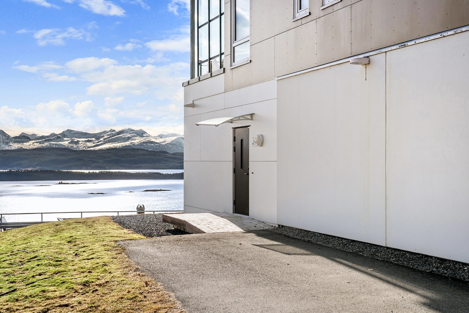 Leiligheten har direkte adkomst fra bakkeplan, med parkering rett utenfor døren - i tillegg til garasjeplass Galleribilde