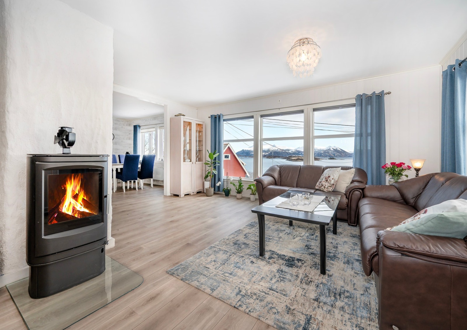 Stue: det er montert peisovn på stue Galleribilde