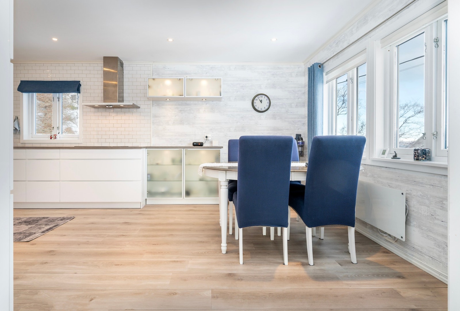 Nyere kjøkken fra KVIK - her er det godt med skap og benkeplass. Galleribilde