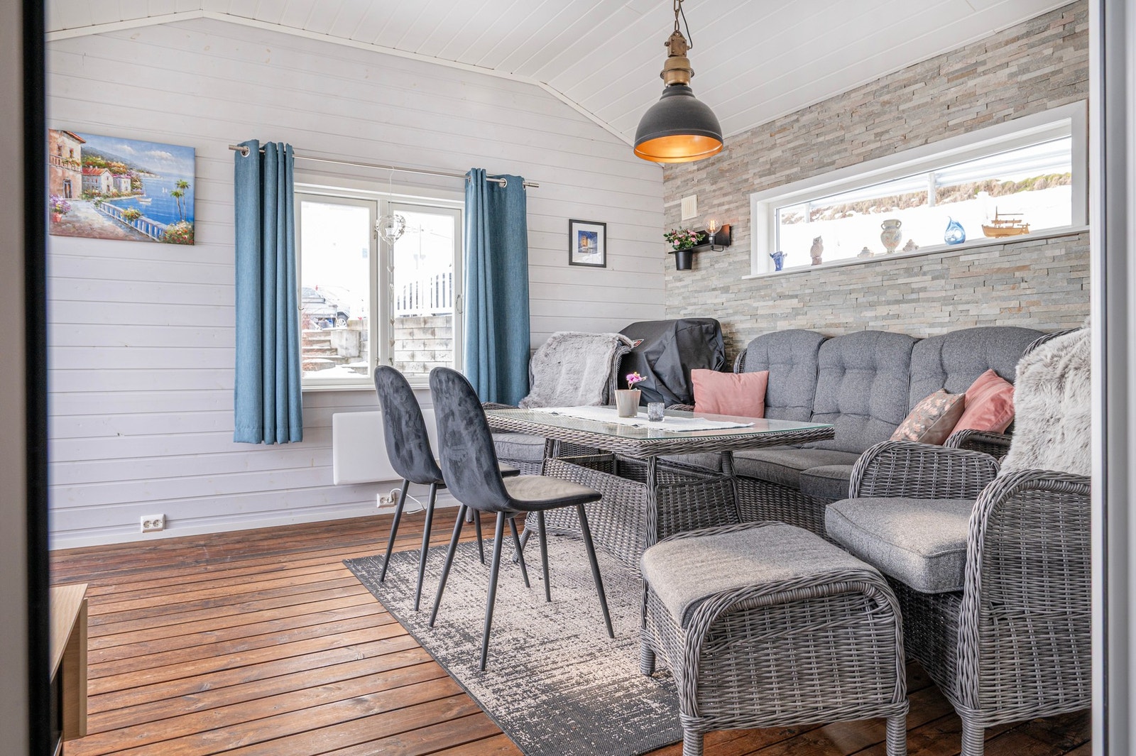 Flott hagestue med skyvdedører ut til terrasse/veranda. Galleribilde