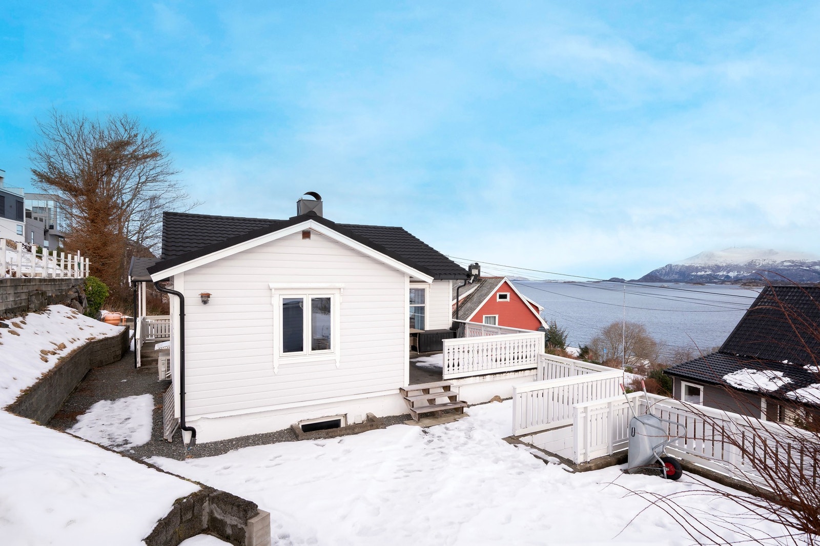 Fra boligen er det flott utsikt mot fjord og fjell! Galleribilde