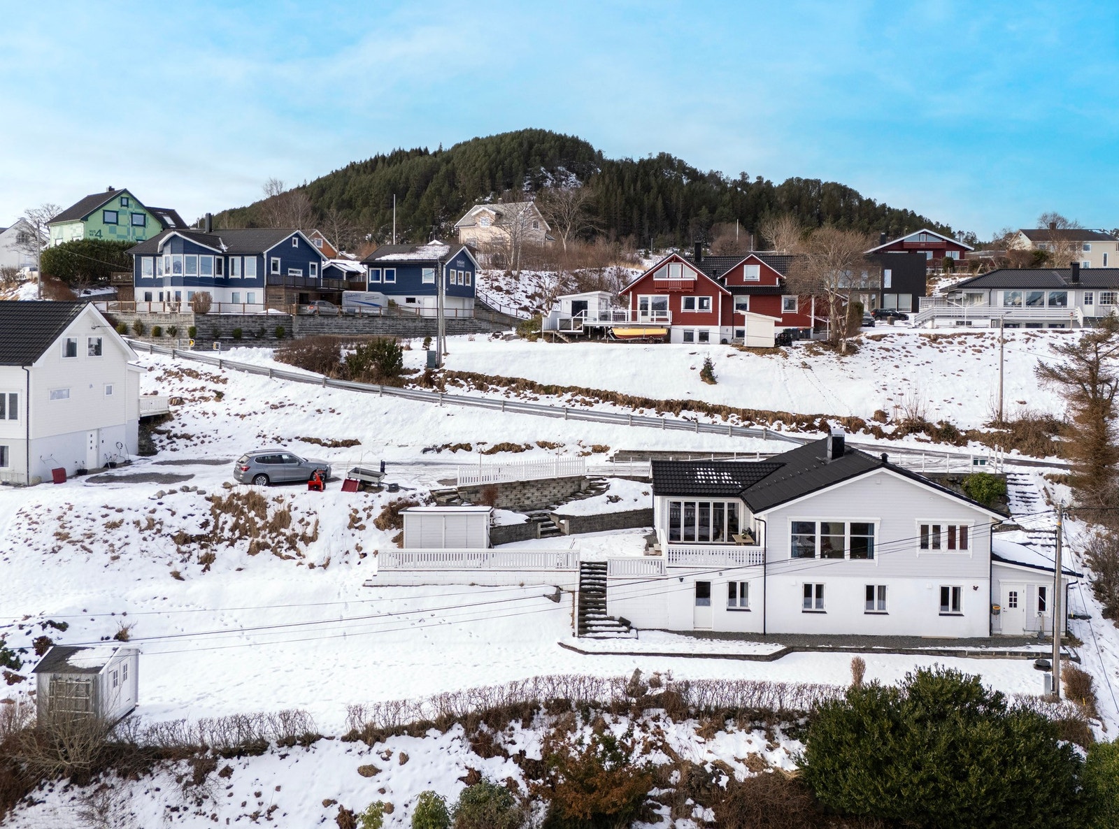 Boligen ligger fint til i terrenget og tomten er godt opparbeidet. Galleribilde