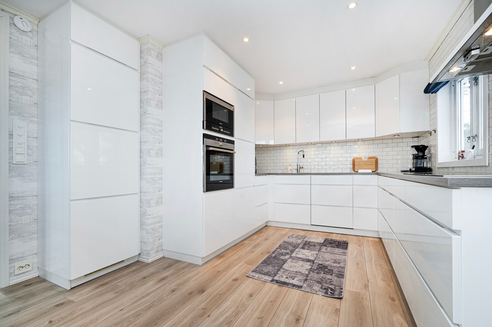 Kjøkkenet har integrerte hvitevarer. Galleribilde