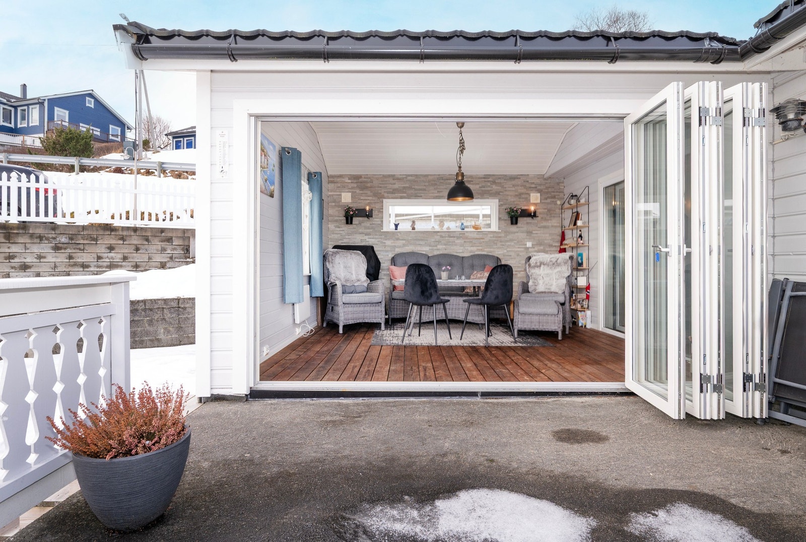 Hagestue sett fra terrasse. Galleribilde