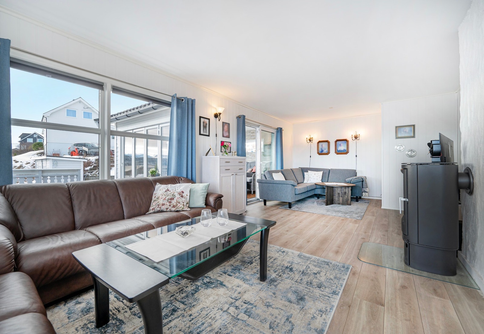 Stuen er romslig og fin med store vindusflater som gir godt lysinnslipp og fin utsikt. Galleribilde