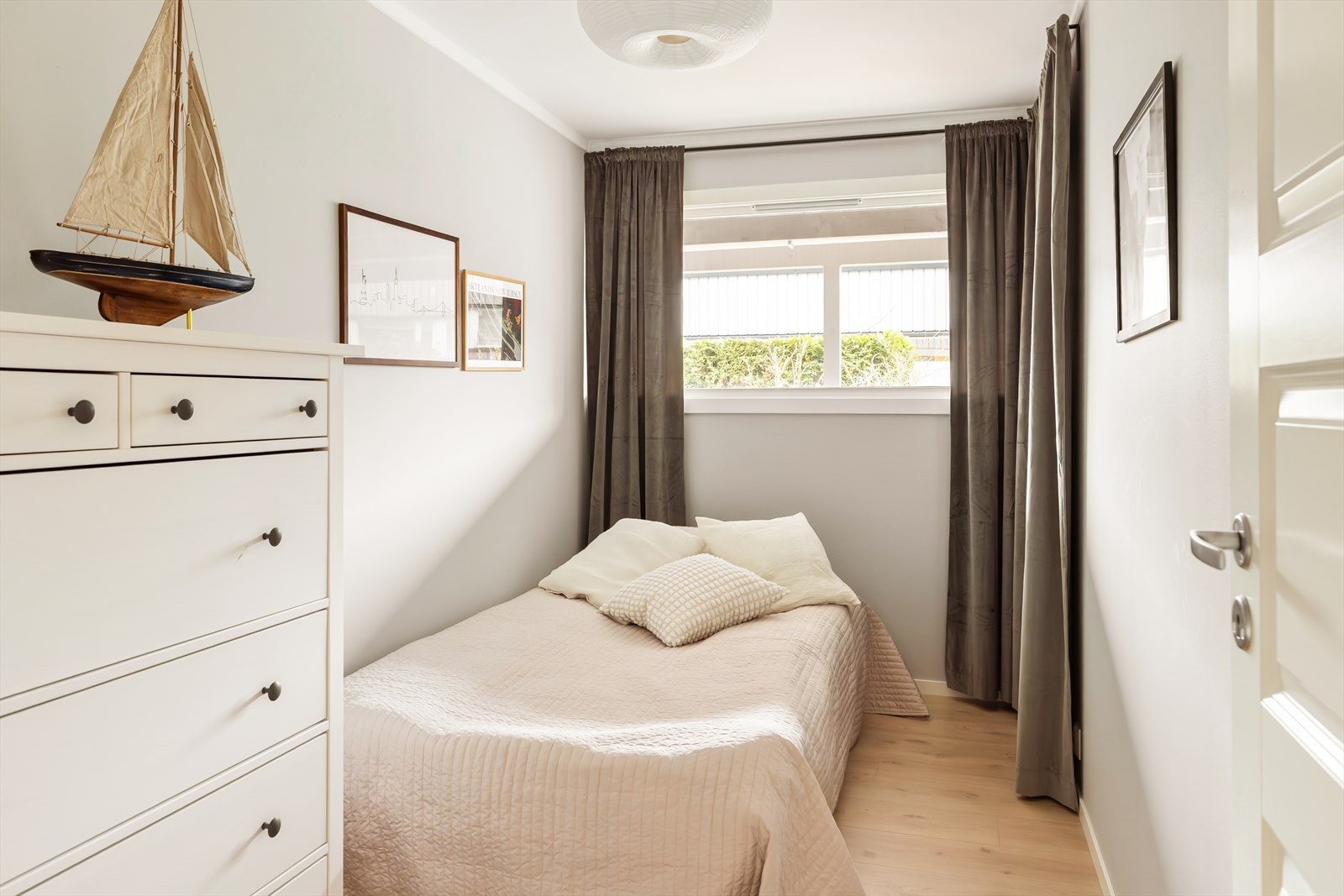 - Her har man plass til seng, lagring og tilhørende møblement - Galleribilde