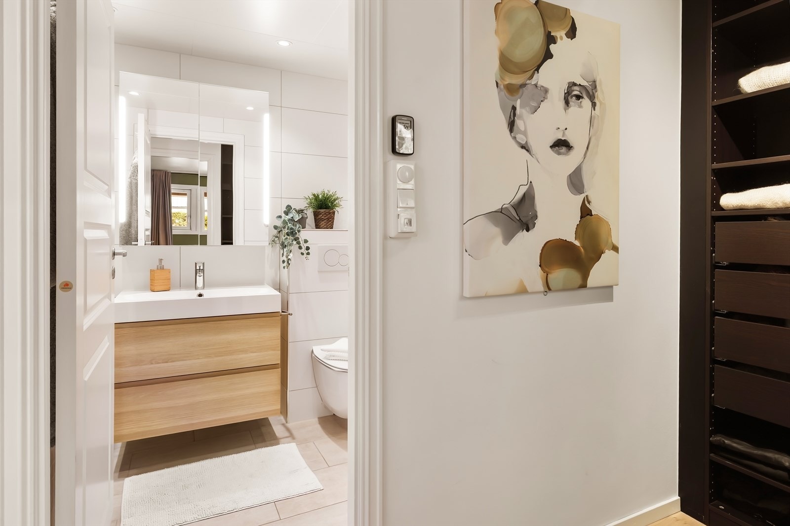 - Tilhørende bad måler 5,8m² - Galleribilde