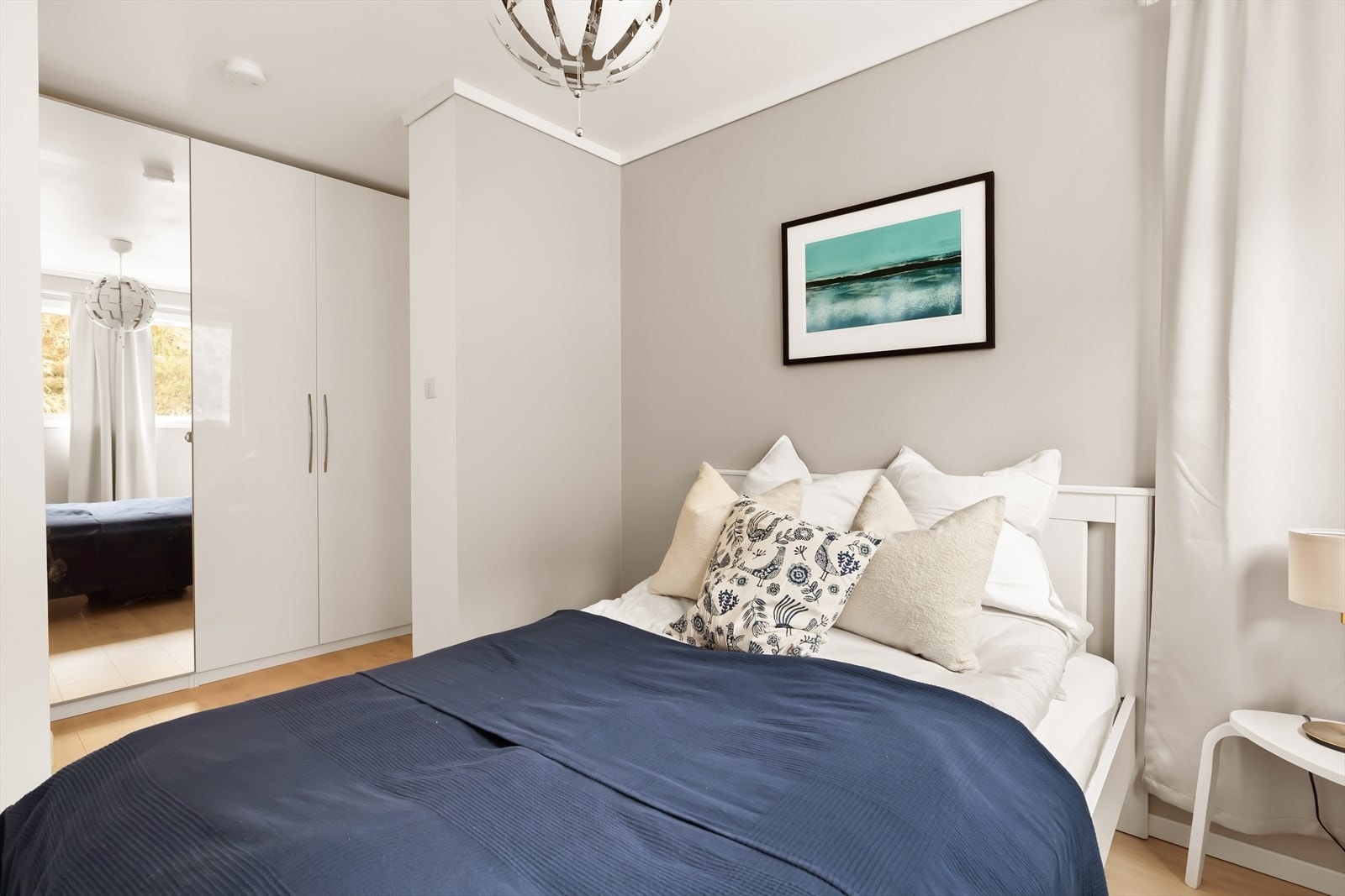 - Rommet har gode lagringsmuligheter i medfølgende garderobe - Galleribilde