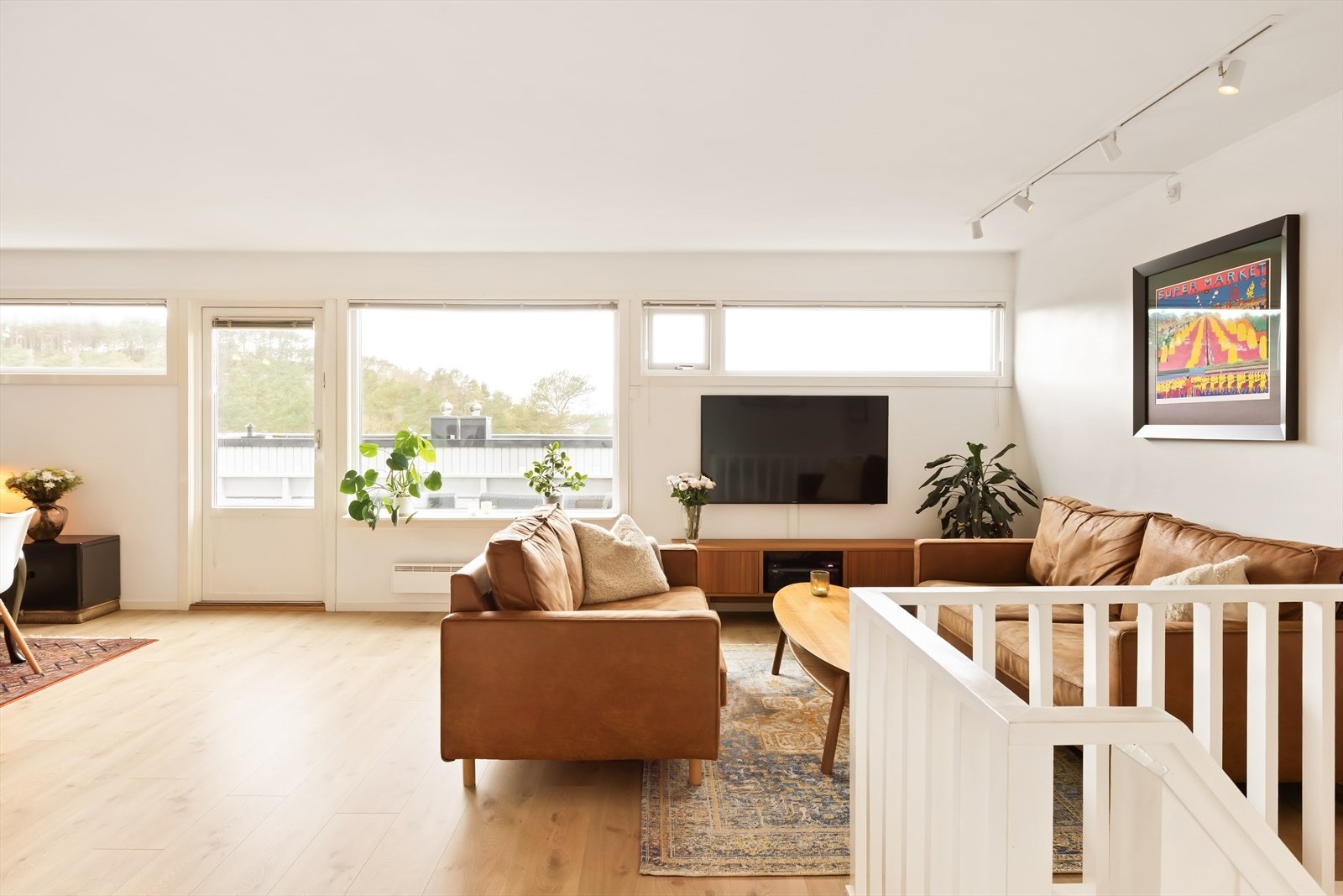 - Boligen har generøse vindusflater som gir rikelig med naturlig lysinnslipp, uten form for innsyn- Galleribilde