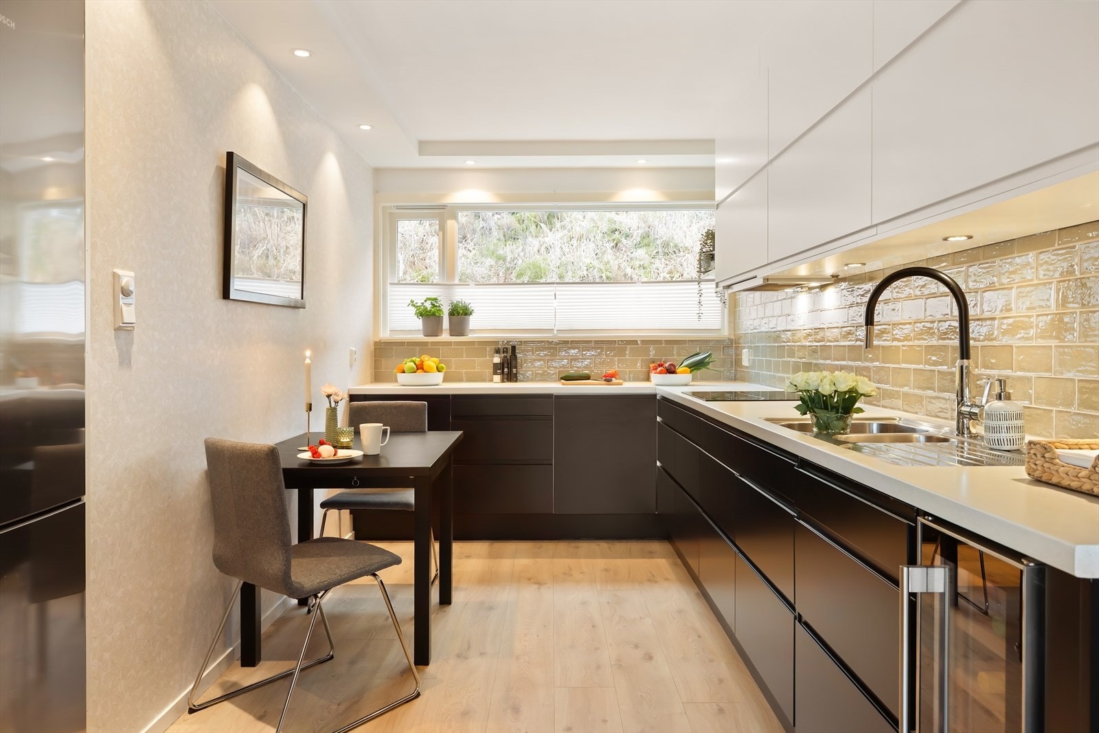 - Stilren kjøkkeninnredning fra Epoq med slette fronter og benkeplate i laminat - Galleribilde