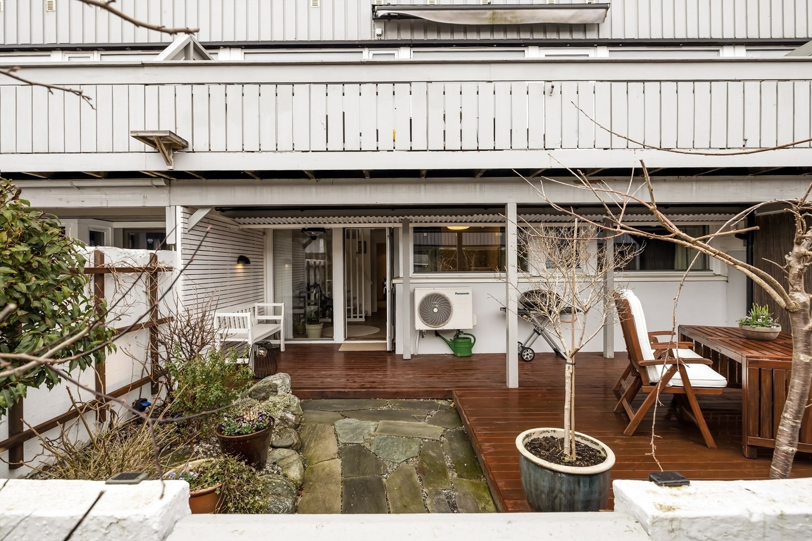 - Terrassen er delvis overbygget, noe som gir flere bruksmuligheter varierende værforhold - Galleribilde