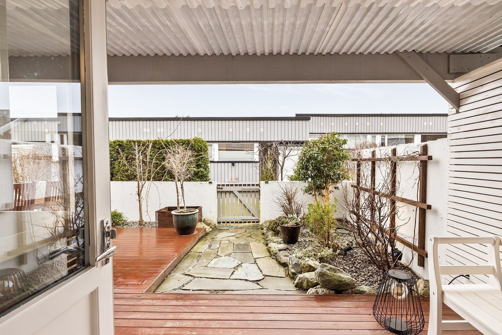 - Ytterdør i kjelleretasjen fra 2000-tallet - Galleribilde