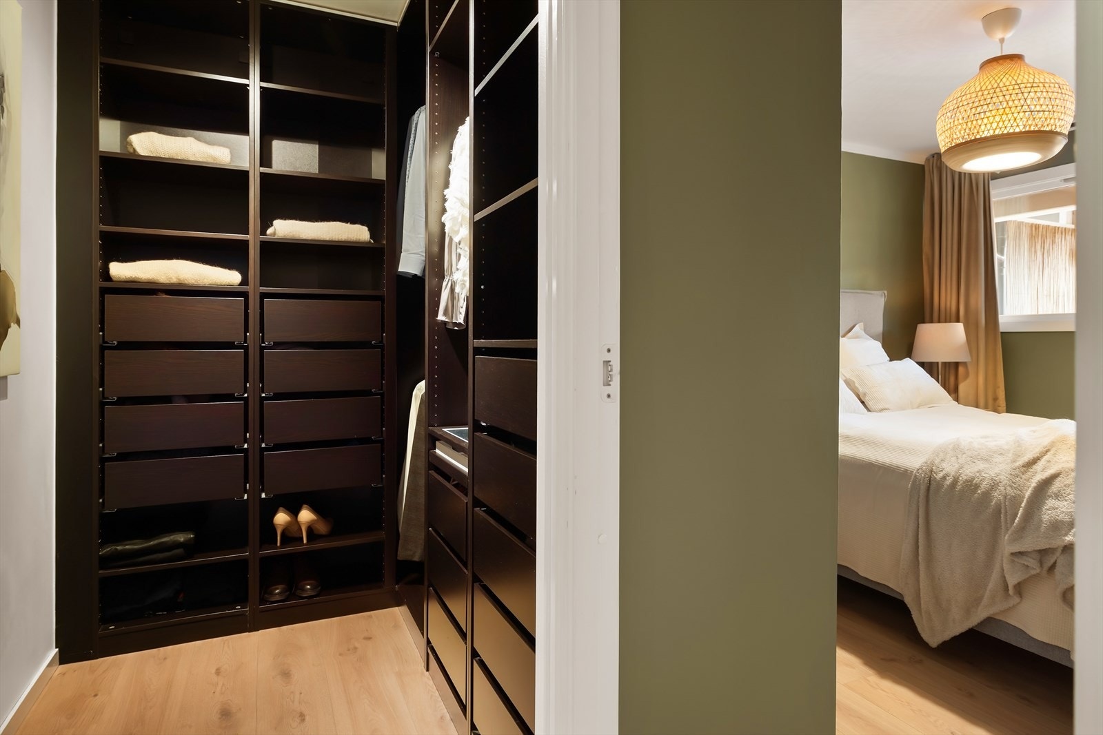 - Walk-in closet måler 4,3m² - Galleribilde