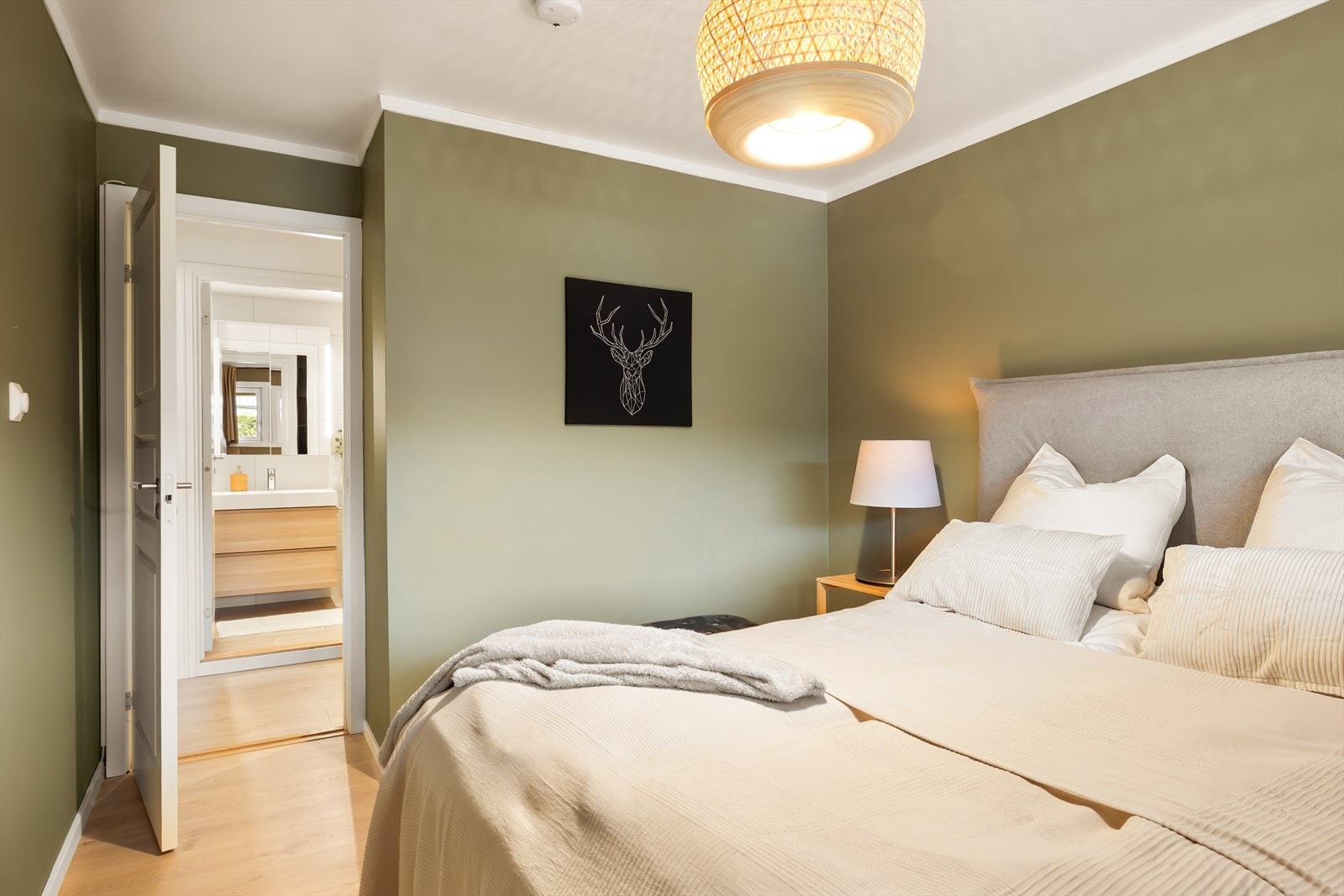 - Rommet har tilhørende bad og walk-in closet - Galleribilde