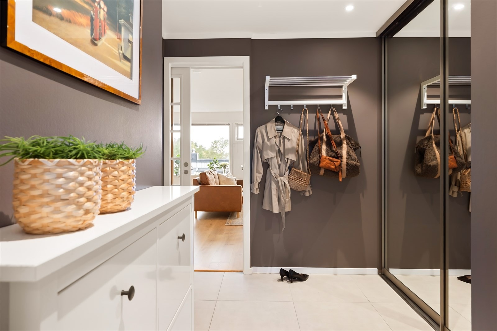 - Boligen har et BRA-i på 135m² og inneholder entré, gang, 3 soverom, 2 bad, 2 boder, garderobe, stue og kjøkken - Galleribilde