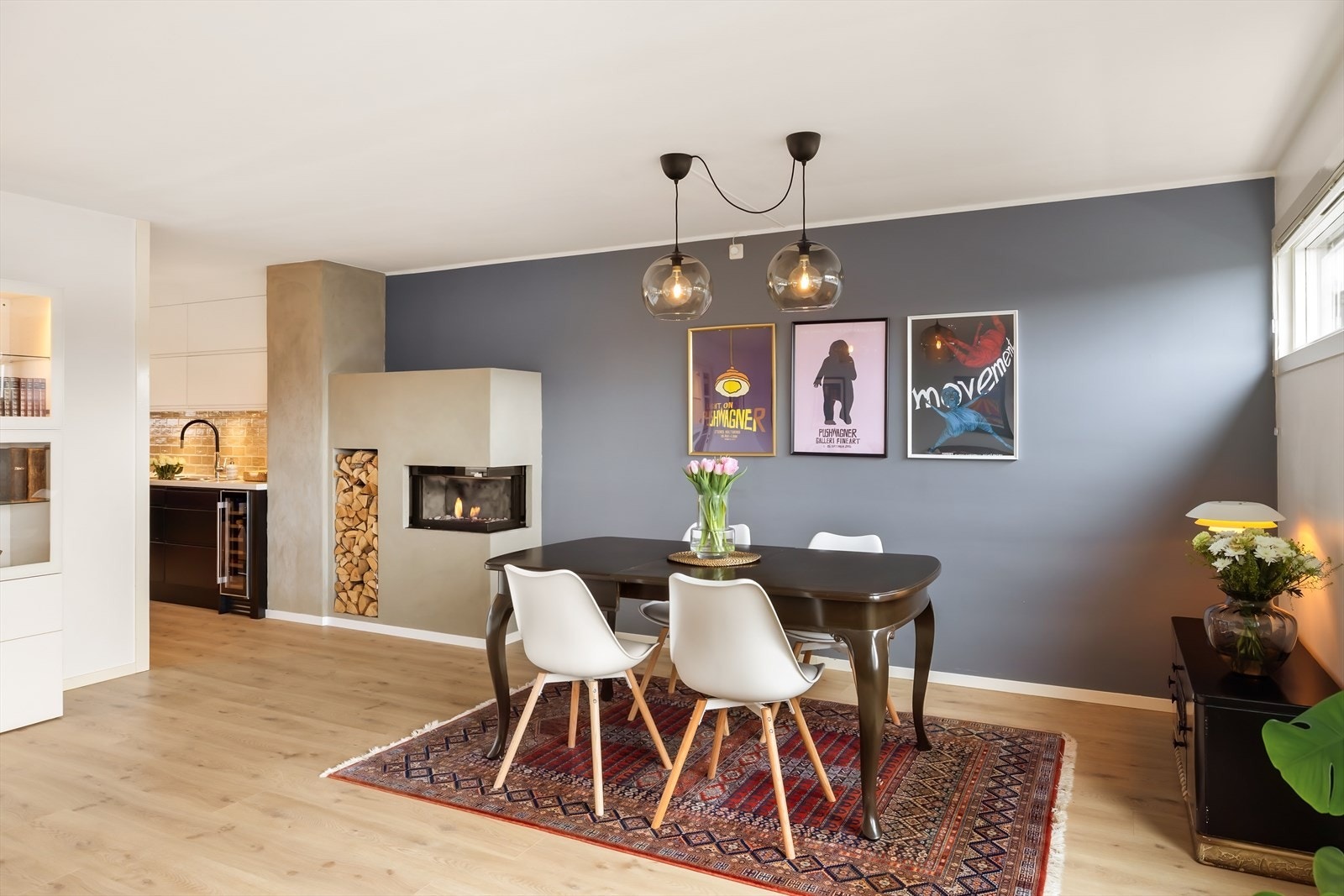 - Flott ildsted til oppvarming. Bidrar til lavere strømutgifter og ekstra hygge - Galleribilde