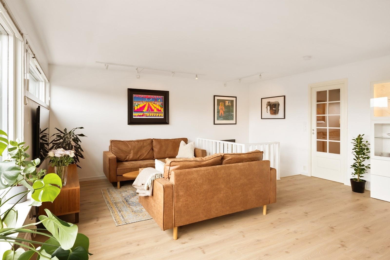 - Gjennomgående lik parkett gir en rød tråd gjennom boligen og skaper et nydelig helhetsinntrykk - Galleribilde