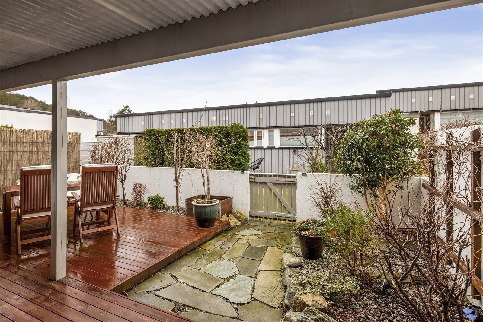 - Uteområdet måler hele 25m², med god plass til ønsket møblement - Galleribilde