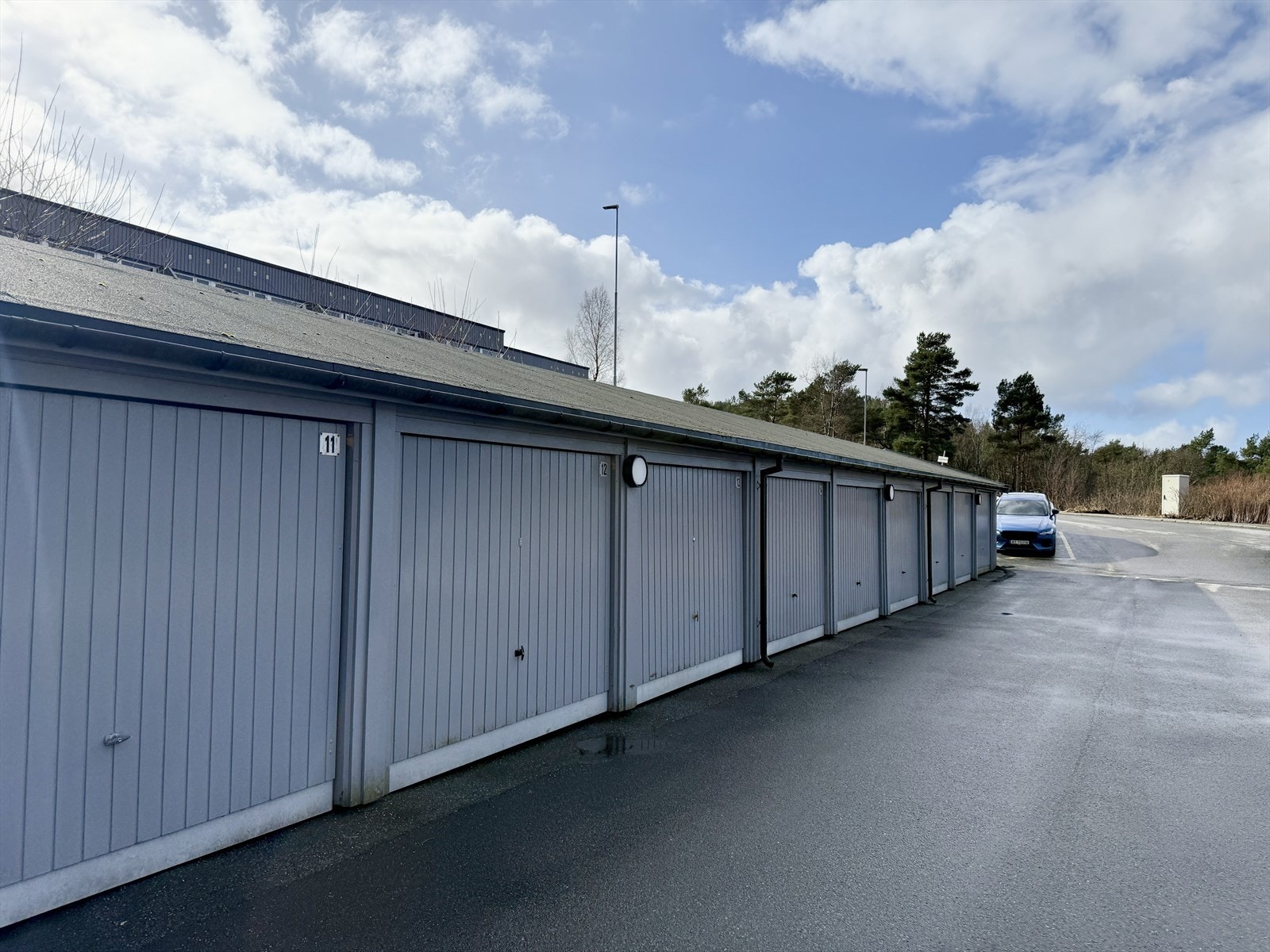 Det følger med egen garasje med Zaptec-lader Galleribilde