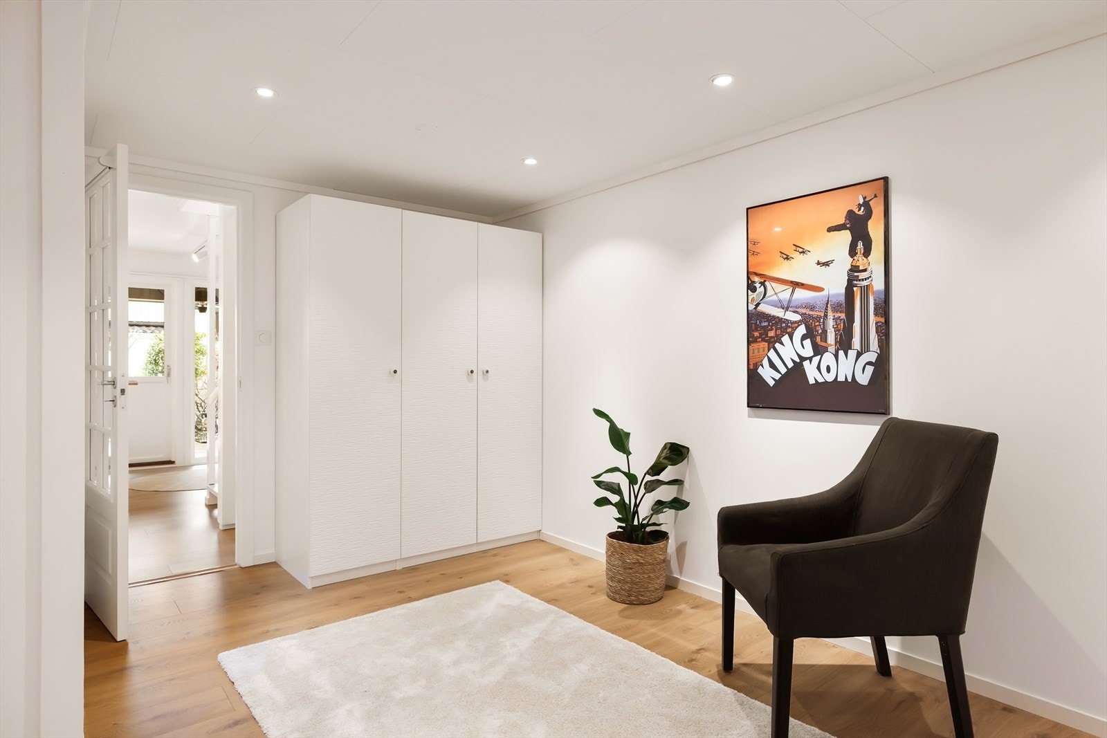 - Eier har omgjort bodareal i kjeller til åpent, stort disp. rom og benyttes i dag som kjellerstue (ikke byggesøkt) - Galleribilde