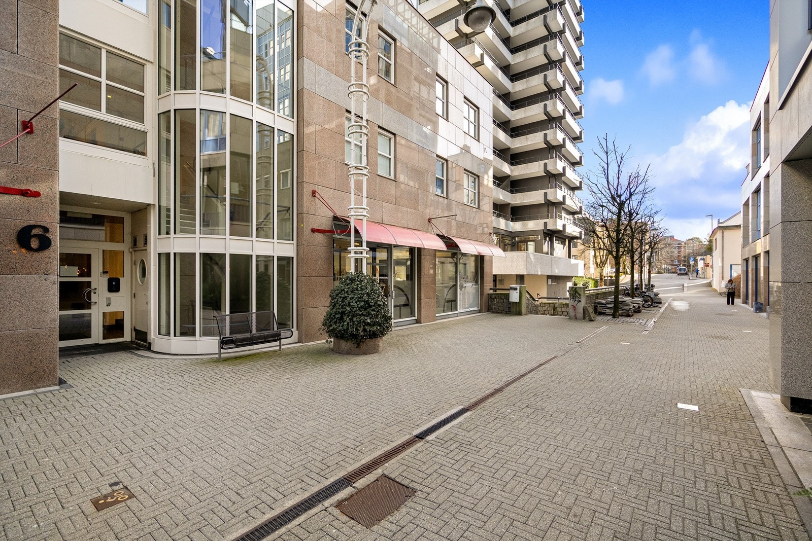 Det er fast parkeringsplass i lukket garasjeanlegg med mulighet for el-bil lader. Heis direkte til gateplan og i bygget opp til leiligheten. Galleribilde