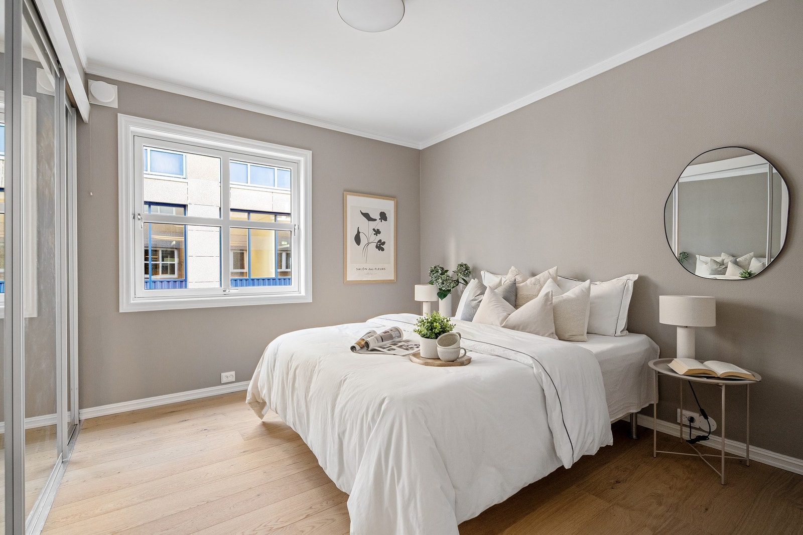 Soverom I er av god størrelse og har skyvedørsgarderobe med speilfronter, som gir god oppbevaringsplass. Det er plass til stor seng og nattbord. Nymalte veggflater og ny enstavs parkett på gulv. Galleribilde