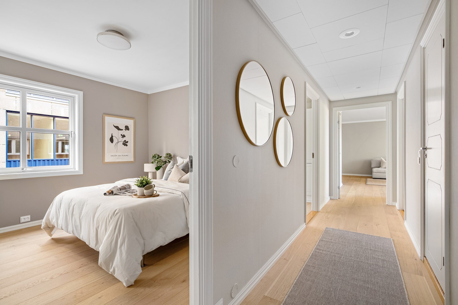 Entré med flott ny enstavs parkett på gulv, nymalte vegger i en moderne og flott farge, plass til å henge av yttertøy. Ved entré ligger begge soverom, vaskerom, bad og gjestewc. Galleribilde