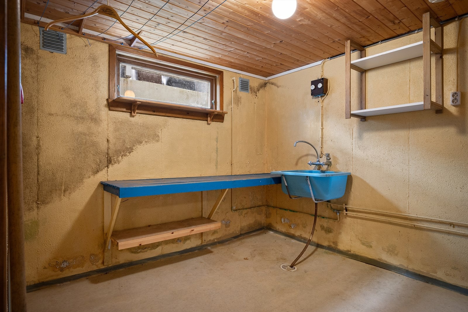 Vaskerom i kjelleren med varmtvannsbereder fra 2020. Galleribilde