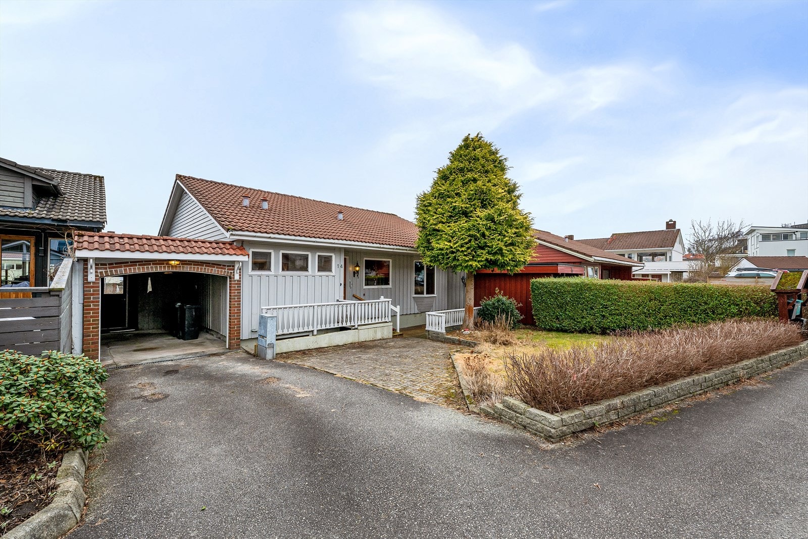 Velkommen til Opalveien 14, en enebolig med tilhørende garasje. Nærhet til sjøen og turområder. Renoveringsbehov. Foto: Dirdal Foto v/Stian Dirdal Galleribilde