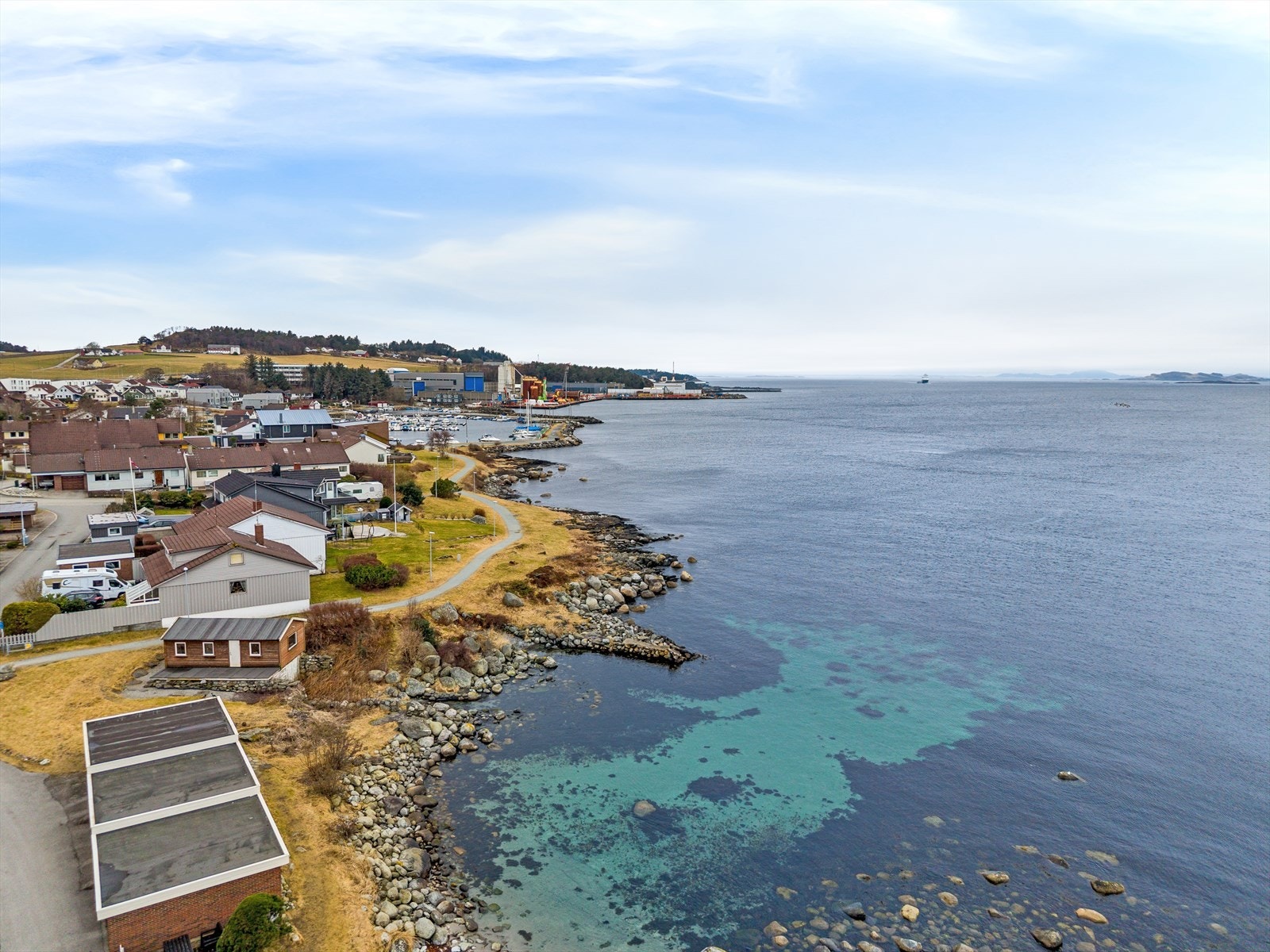 Her er det gode tur- og rekreasjonsmuligheter, blant annet med en fin tursti langs sjøen. Galleribilde