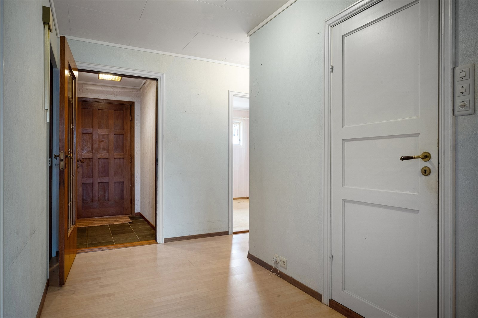 Fra vindfanget kommer du inn i en gang som fordeler tilgang til etasjens øvrige rom. Galleribilde