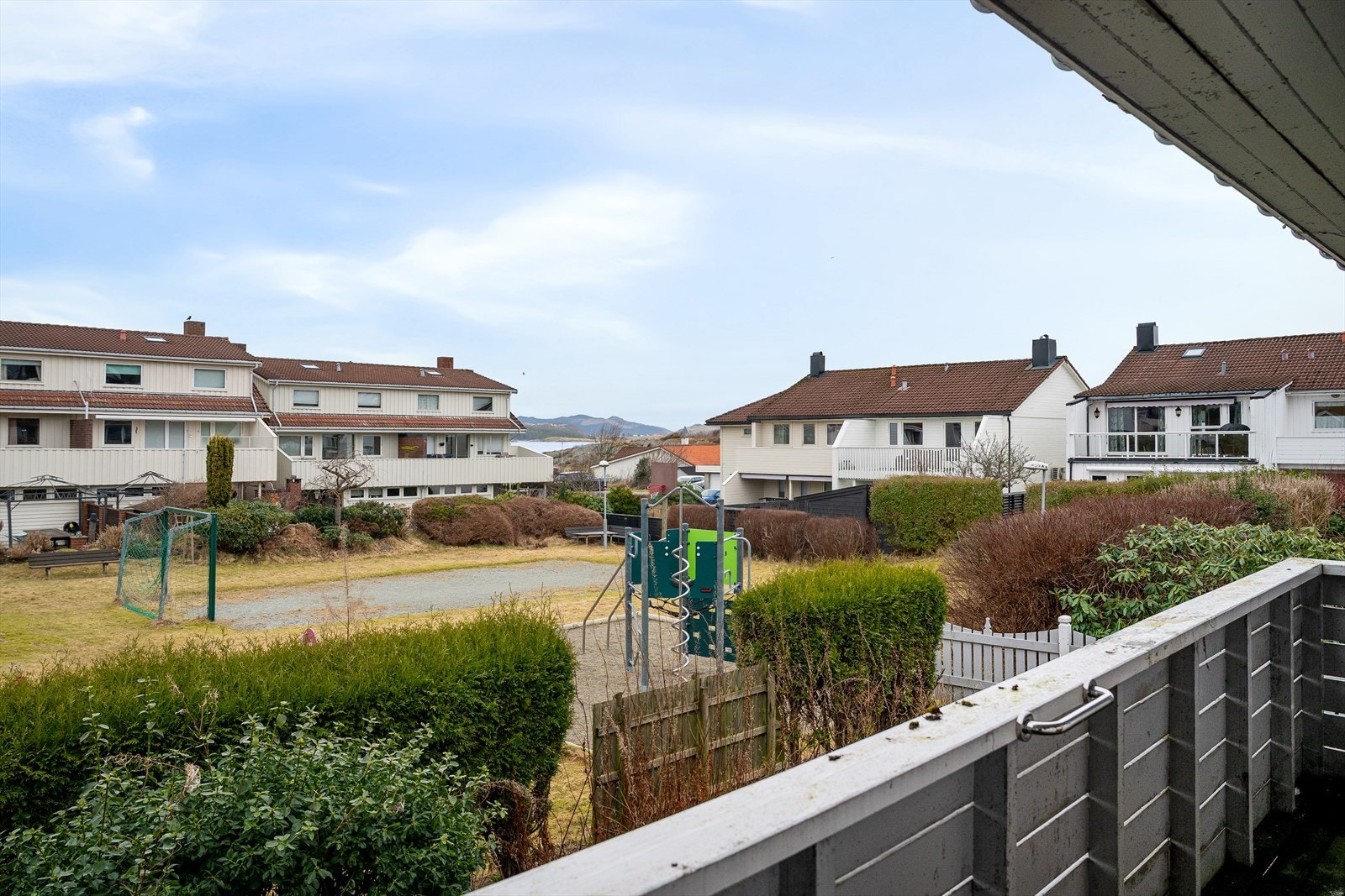 Fra balkongen har man god oversikt over lekeplassen og det rolige nabolaget. Galleribilde
