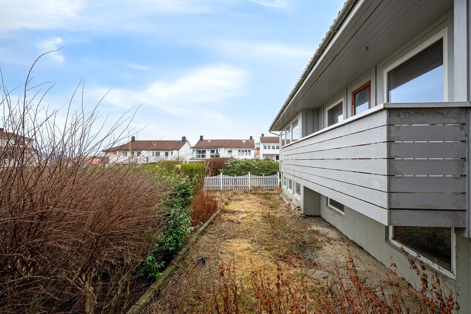 Hagen strekker seg rundt boligen og gir rom for lek og hageaktiviteter. Galleribilde