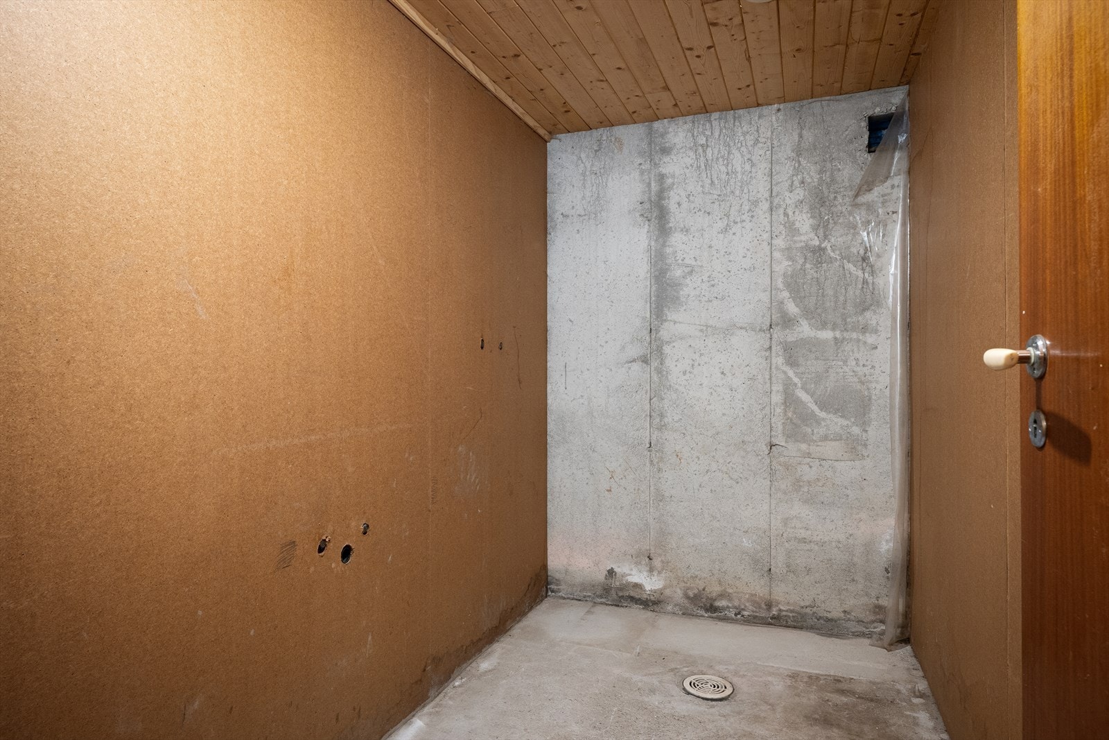 Kjelleren byr på rikelig med lagringsplass, inkludert flere boder og uinnredede rom. Galleribilde