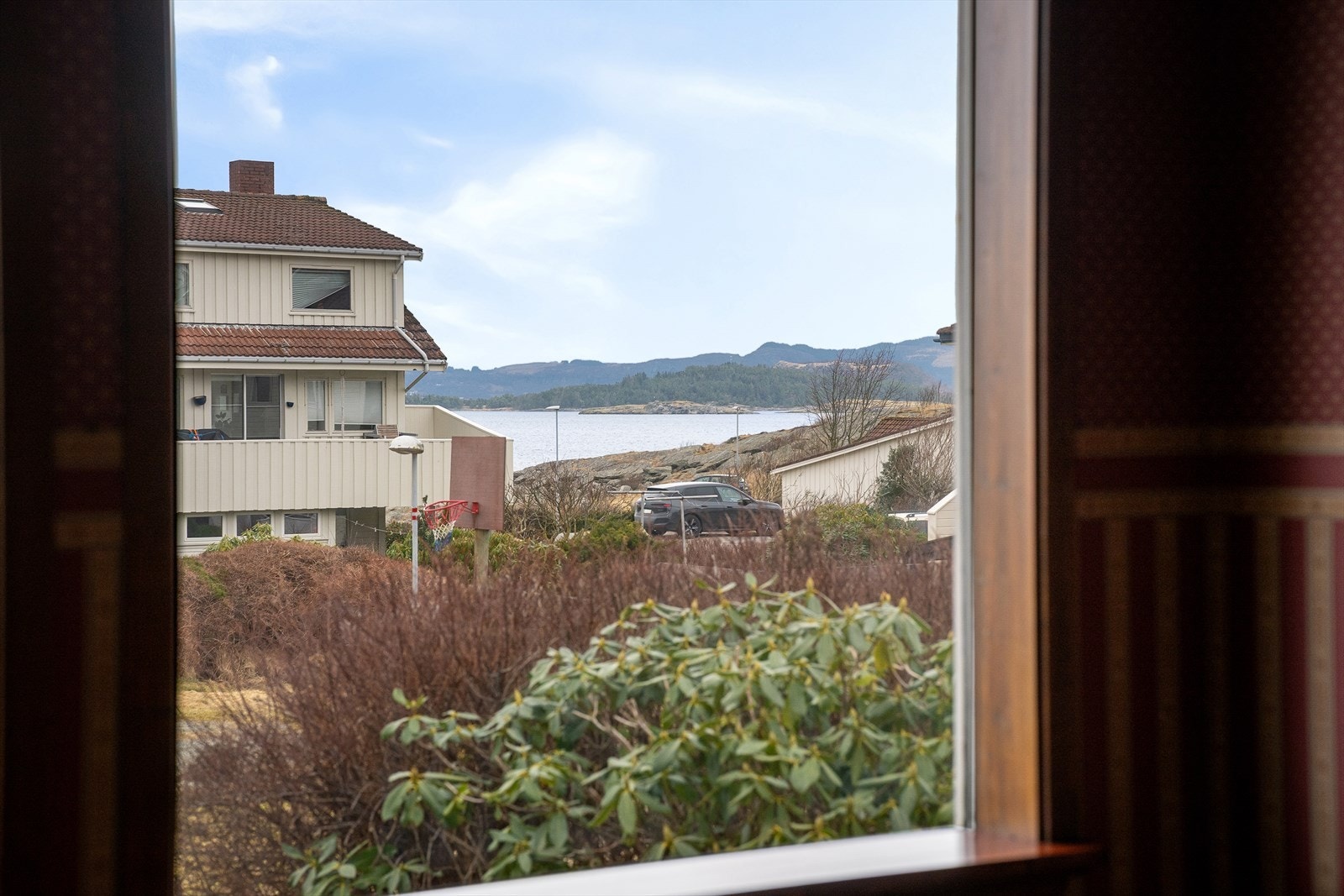 Beliggenheten gir nærhet til sjøen, noe som er synlig fra flere av boligens rom. Galleribilde