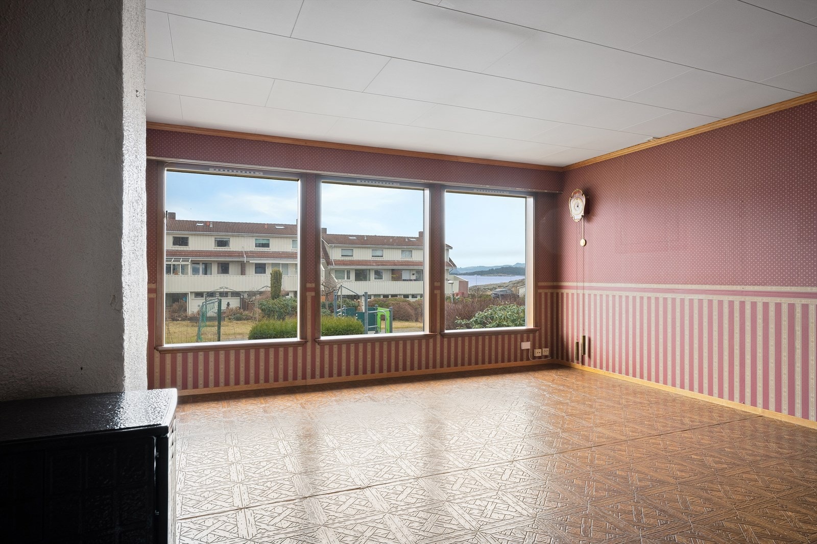 Store vindusflater i stuen gir godt med dagslys og utsikt mot nærområdet. Galleribilde