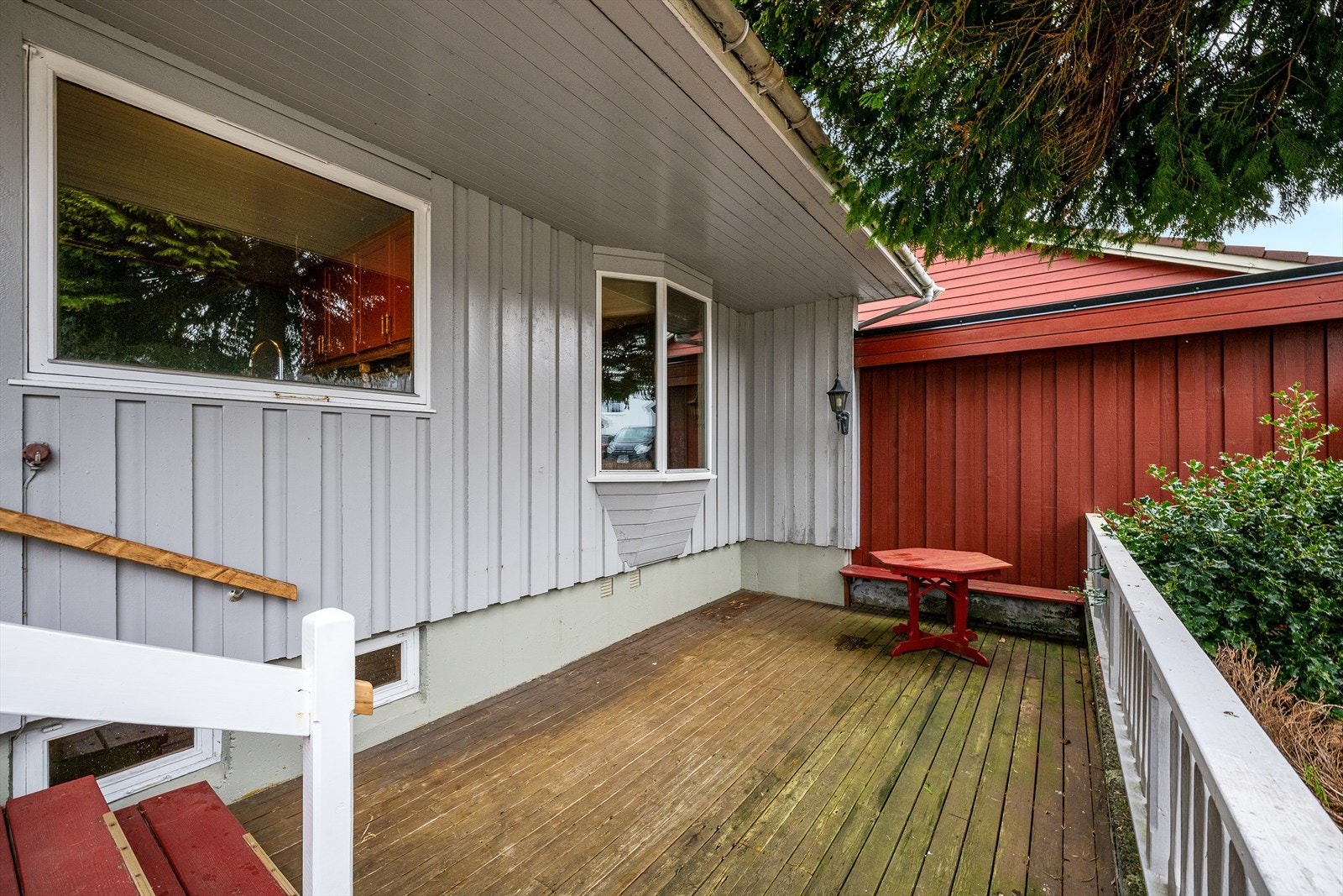 Boligen har flere uteplasser, inkludert denne terrassen på ca. 14 m². Galleribilde