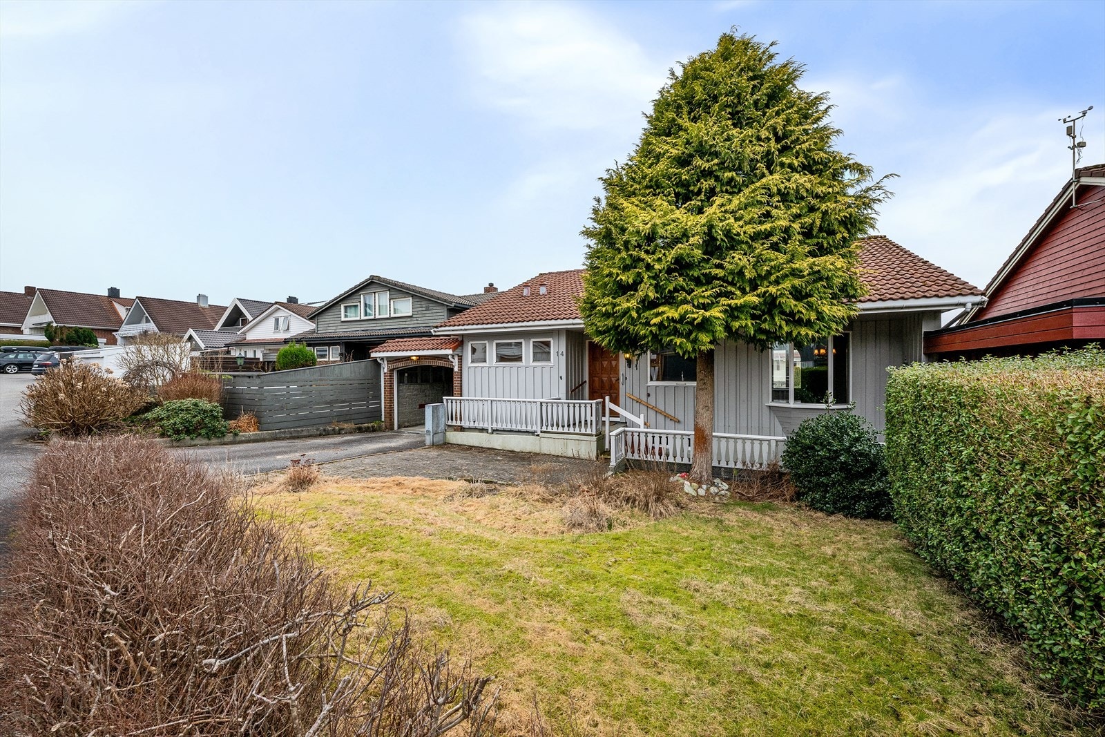 Eiendommen har en opparbeidet tomt med plen og beplantning, og ligger i et etablert og barnevennlig nabolag. Galleribilde