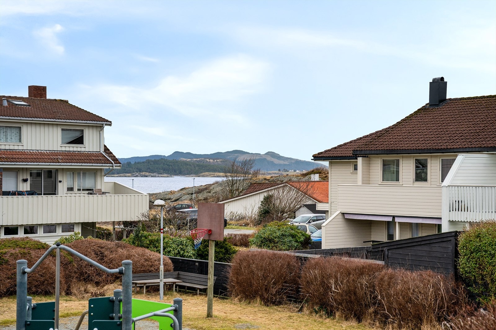 Fra nærområdet er det flott utsikt mot sjøen, med kort vei til badeplasser og båthavner. Galleribilde