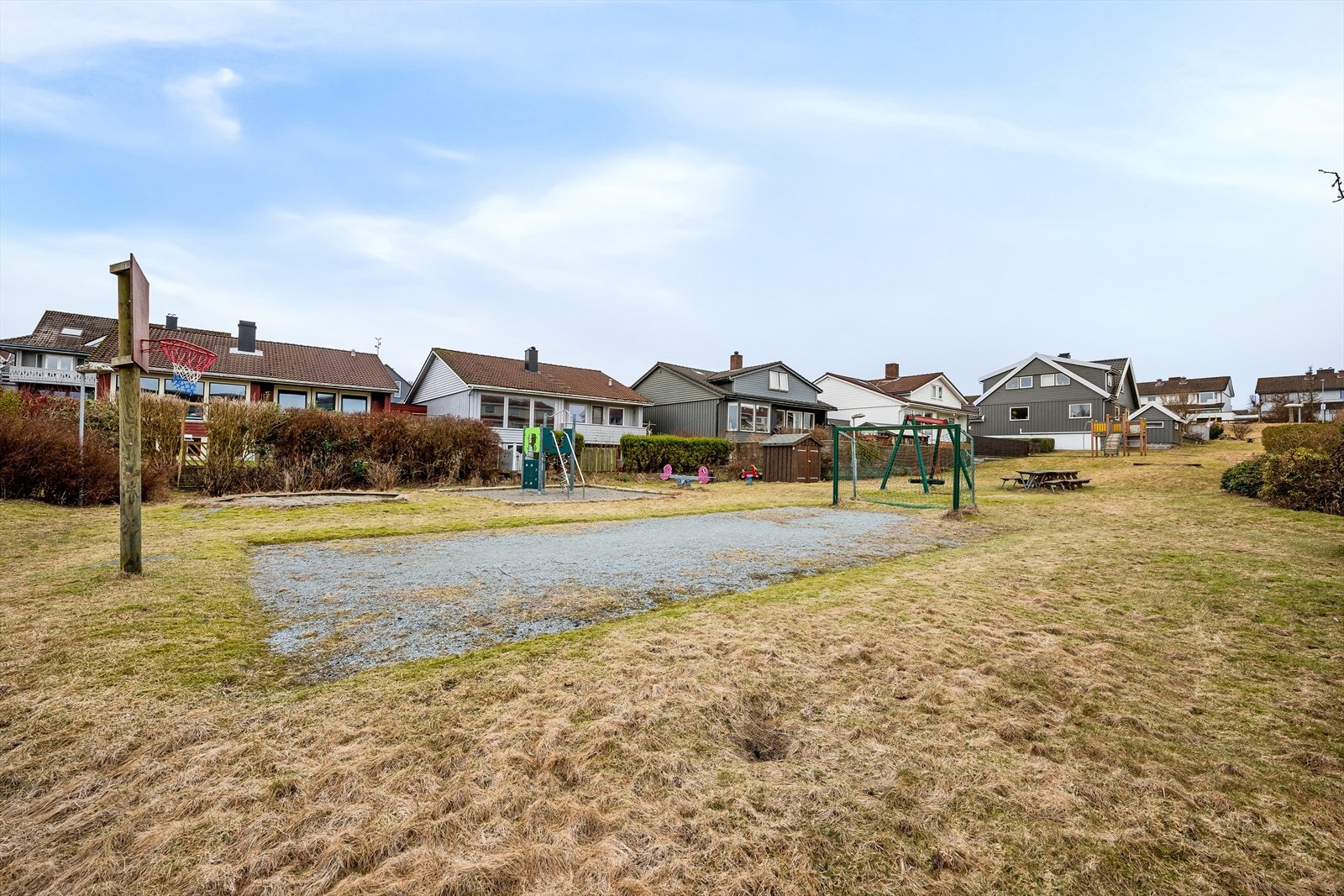 Like i nærheten av boligen ligger en stor, avskjermet lekeplass - ideelt for barnefamilier. Galleribilde