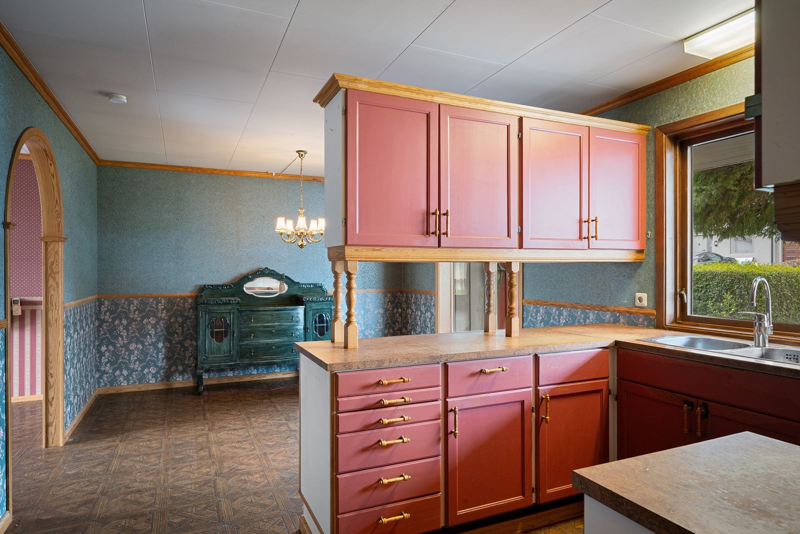 Kjøkkenet er av eldre årgang og har en delvis åpen løsning mot spisedelen. Galleribilde