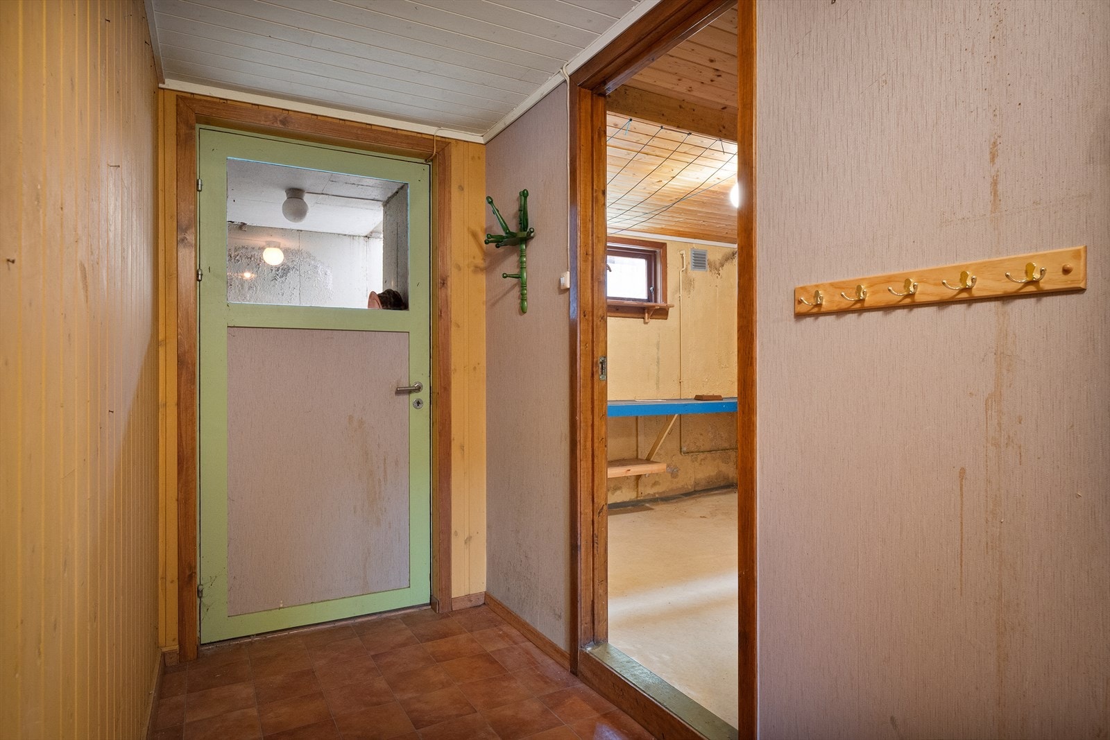 Gang i kjelleretasjen med adkomst til vaskerom og boder. Galleribilde