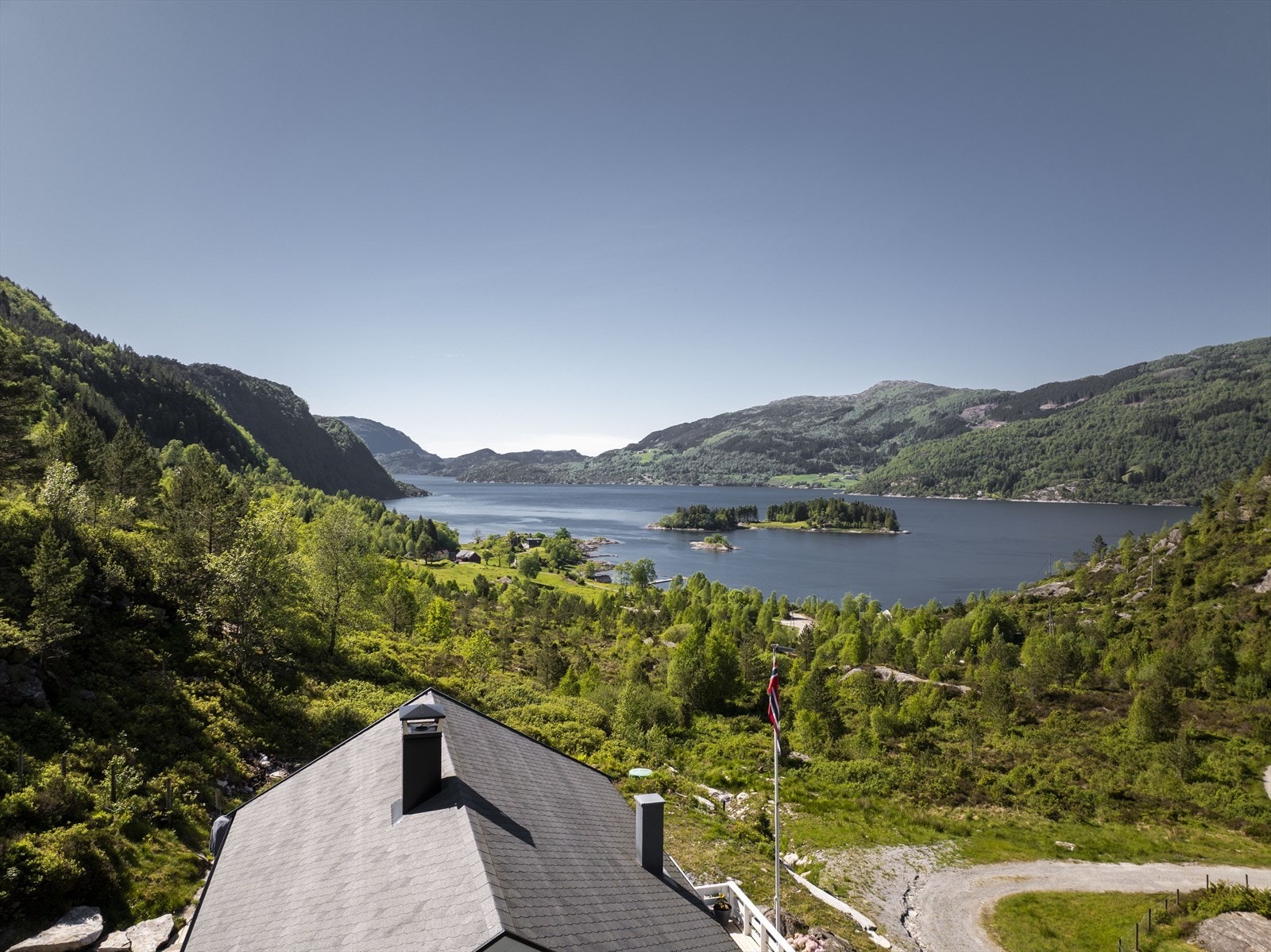 - Eiendommen har en svært fredelig og idyllisk beliggenhet nær sjø - Galleribilde