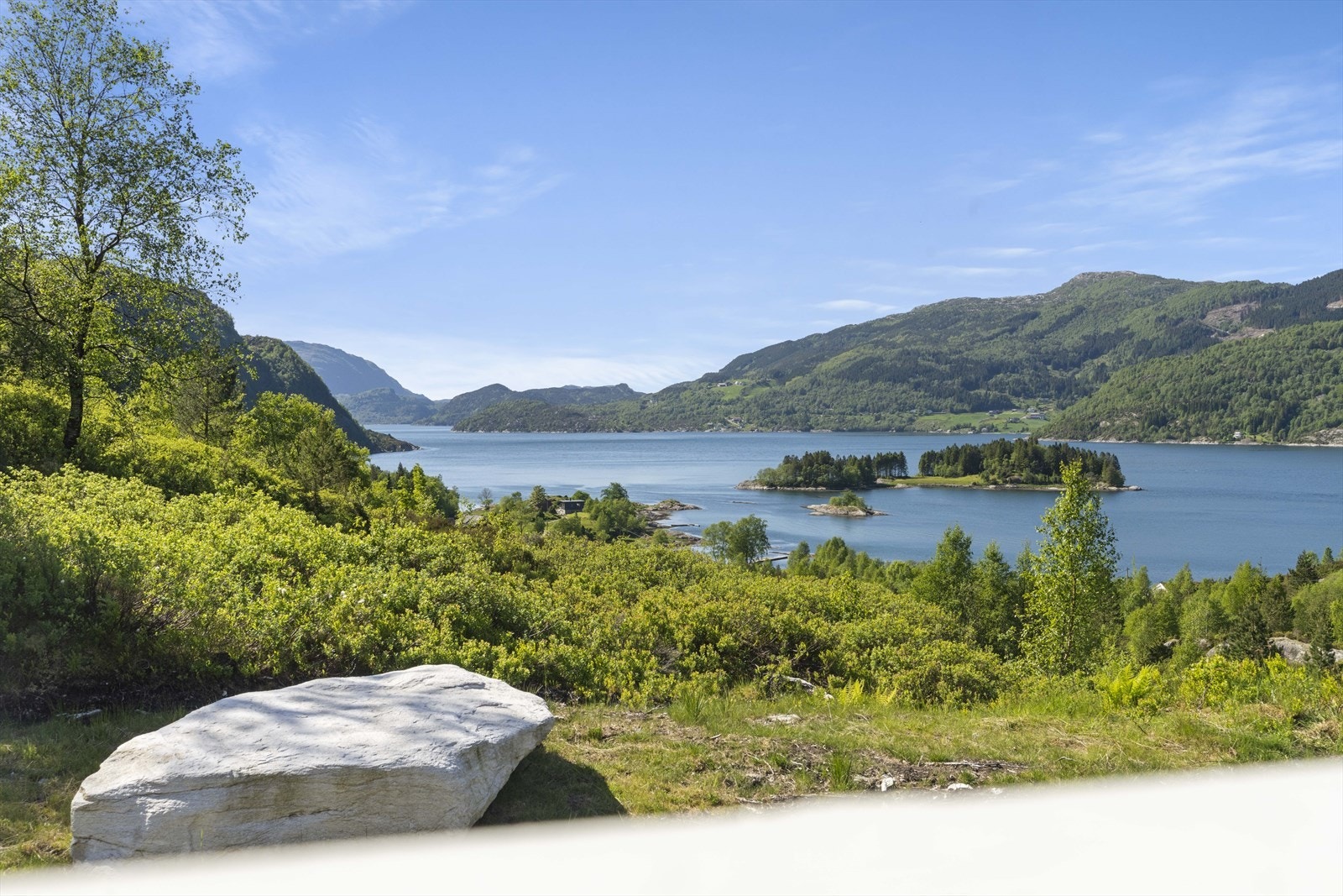 - Nede ved fjorden (ca. 5 minutter å gå) er det mulighet for å leie båtplass. Fjorden byr på gode båt- og fiskemuligheter - Galleribilde